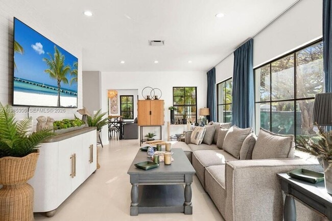 Building Photo - 151 NE 43rd St