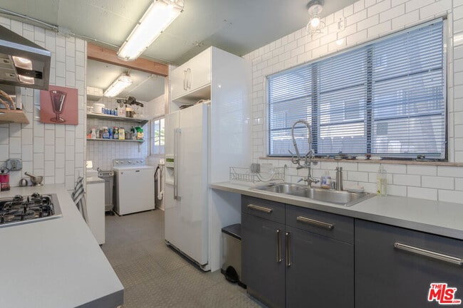 Building Photo - 10959 Strathmore Dr