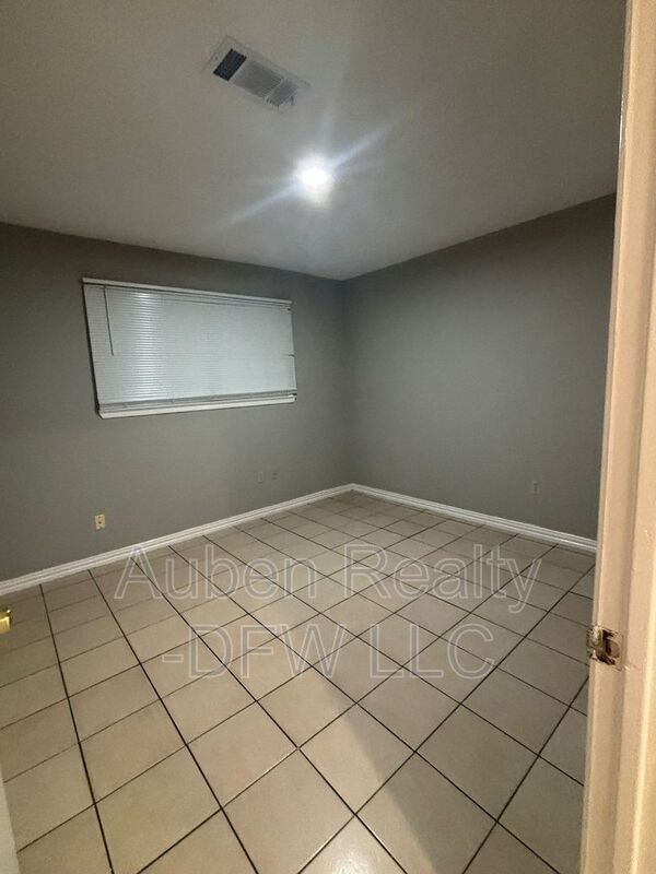 Building Photo - 545 Canary Ln