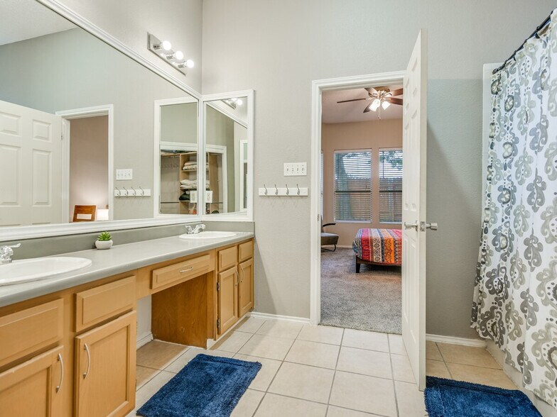 Building Photo - 14608 Town Hill Dr