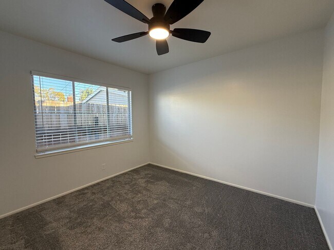 Building Photo - 3 Bed 1 1/2 Bath Updated Home