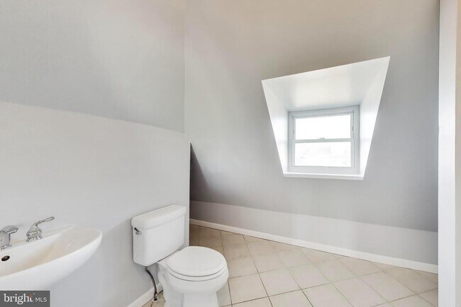 Building Photo - 1006 Otis Pl NW