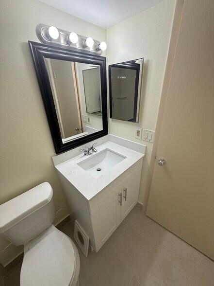 Building Photo - 6075 N Sabal Palm Blvd