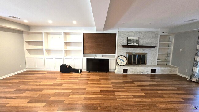 Building Photo - 201 Quail Run Dr