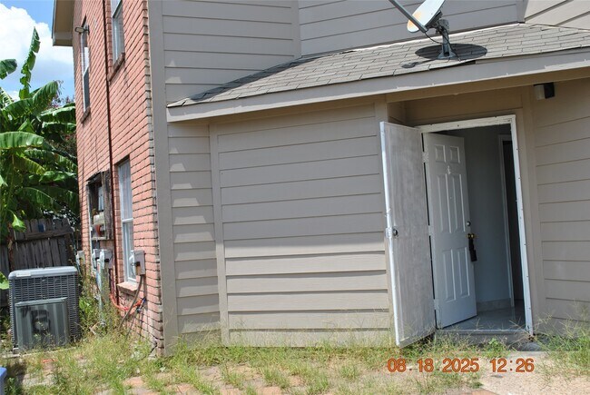 Primary Photo - 12700 Leader St