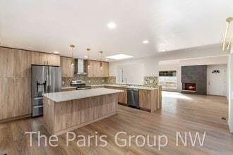 Building Photo - Stunning Mid-Century 2024 Remodel – Centra...