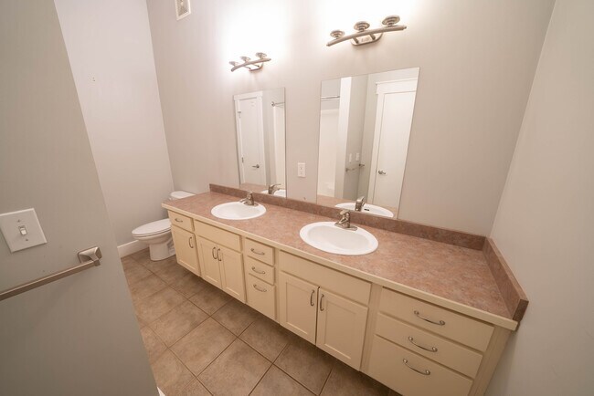 Main bathroom - 600 Broadway Ave NW