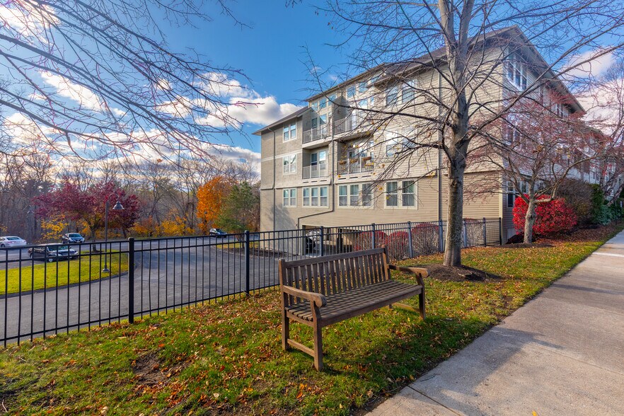 Building Photo - 4 Harvest Dr