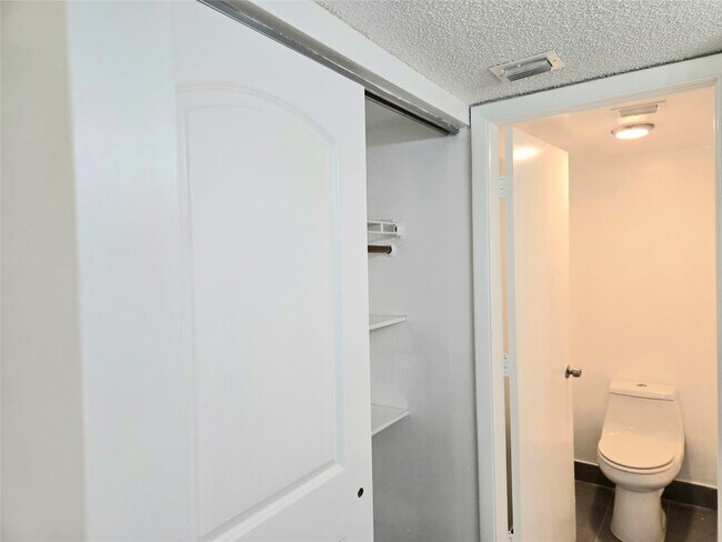 Building Photo - 1100 NW 87th Ave