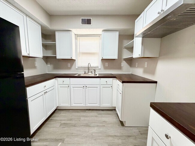 Building Photo - 1904 W Madison St