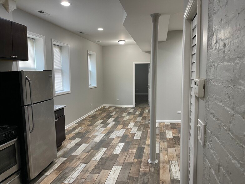 Building Photo - 3057 N Troy St