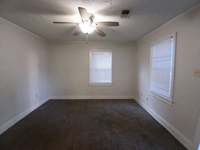 Building Photo - Charming 2 bedroom 1 bath home for rent- S...