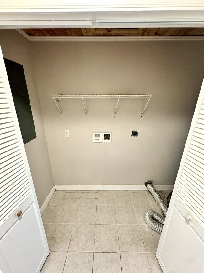 Building Photo - Cute newer home with large fenced yard!