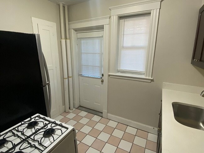 Building Photo - 81 Whiting St