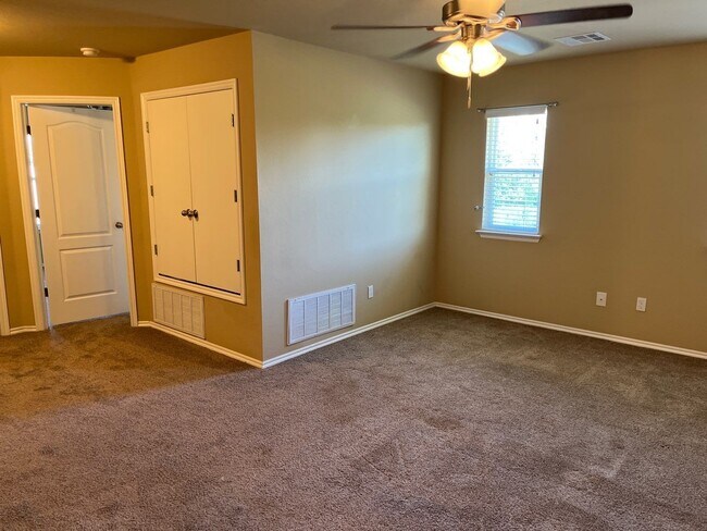 Building Photo - Available Now! - 3 bedrooms 2.5 bath