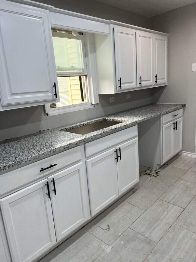 Building Photo - 4 Bed 2 Bath LARGE Home FOR RENT