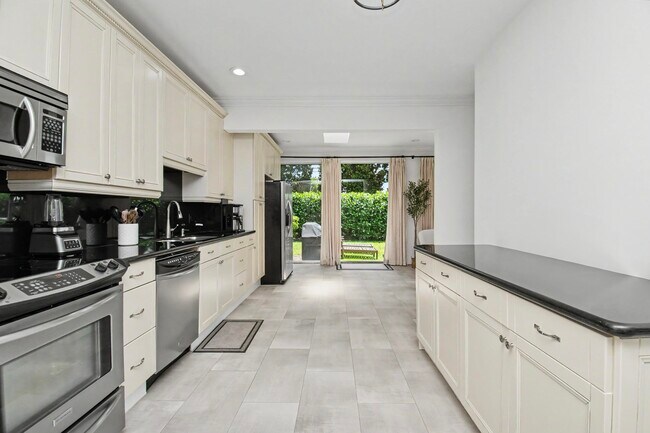 Building Photo - 6744 Via Regina