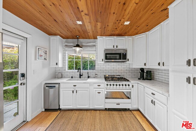 Building Photo - 7038 Dume Dr