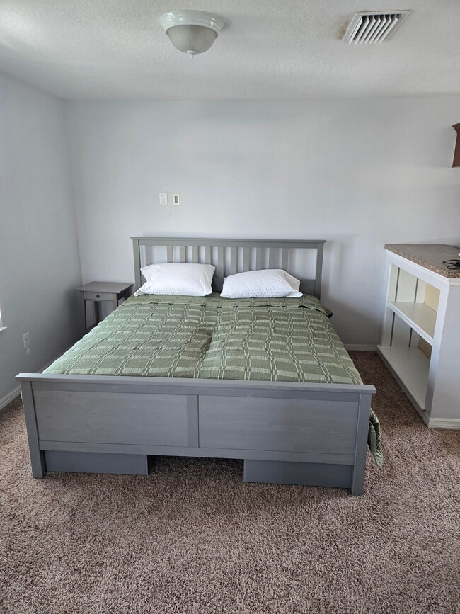 Building Photo - Private FishHawk Studio – Full Kitchen, Bath & Laundry