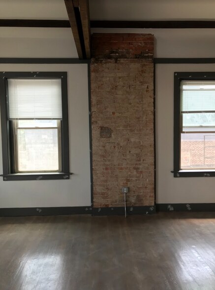 Unit 4 Living Room - 2616 Short Vine St