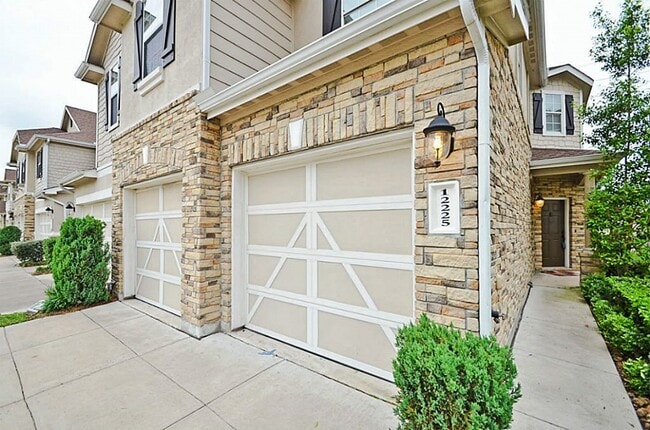 Building Photo - 12225 Medina Lake Dr