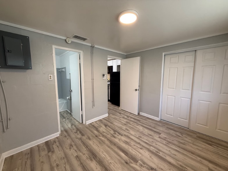 Building Photo - 314 7th Ave NE