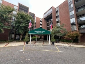 Building Photo - 1100 Clarendon St