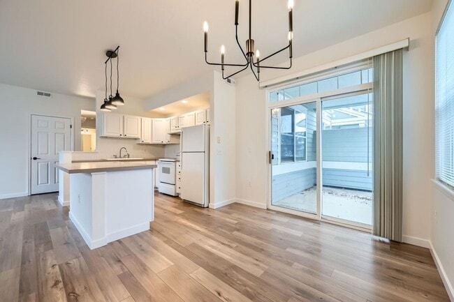 Building Photo - Bright & Cozy 2BD/2BA Townhome in Meadowview neighborhood!