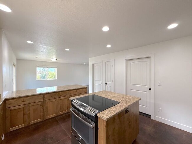 Building Photo - 4 bed, 2.5 bath duplex w/1 car garage