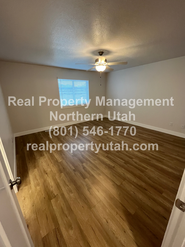 Building Photo - 3 Bedroom 2.5 Baths End Unit Townhome Avai...