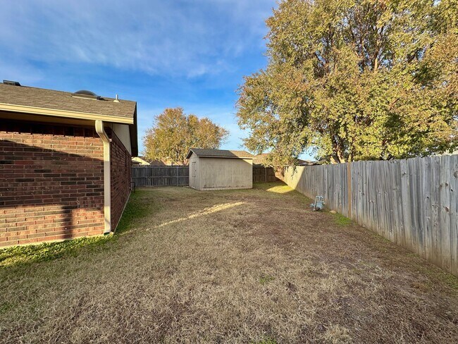 Building Photo - New flooring and paint!