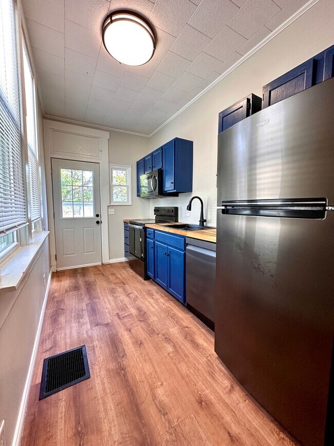 Building Photo - Charming 2 Bed / 1 Bath Home with Garage &...