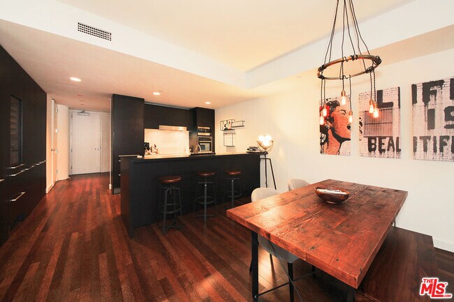 Building Photo - 6250 Hollywood Blvd