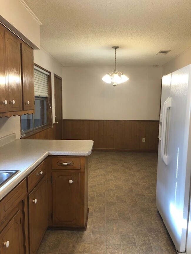 Building Photo - 1208 Alpine Dr