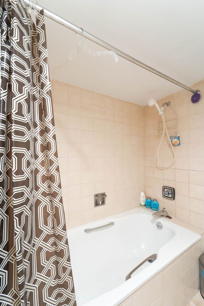 Building Photo - Contemporary 2BR/2BA Corner Condo at The Encore of McLean