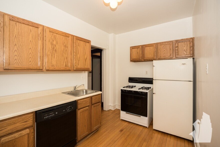 Building Photo - 1450 W Cornelia Ave