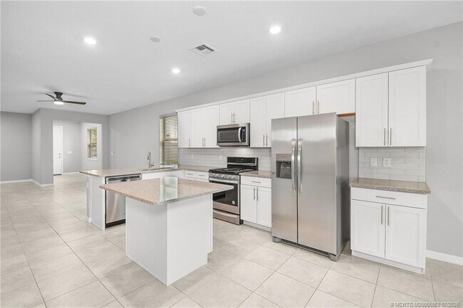 Building Photo - 10214 SW Captiva Dr