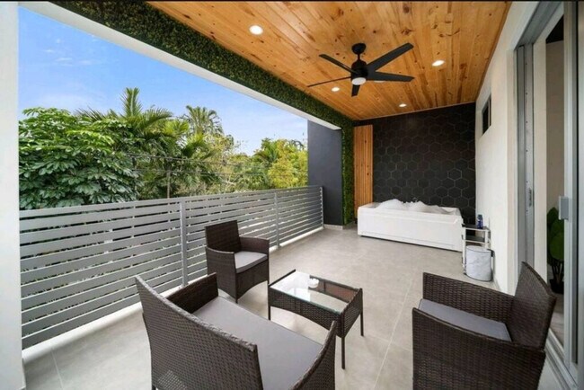 Building Photo - 1514 NE 5th Ct