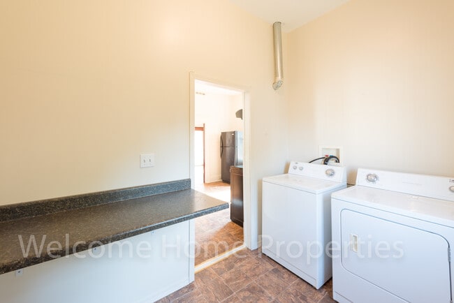 Building Photo - Classic 2 Bedroom Home with Tall Ceilings