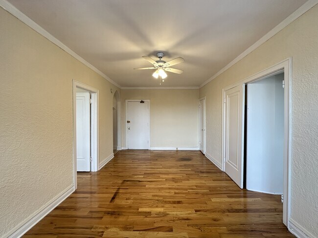 Building Photo - 4834 N Damen Ave