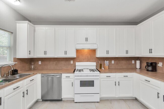 Building Photo - 5822 Santa Bernadetta