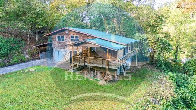 Building Photo - Beautifully remodeled 4 bedroom 2 bath home in Sylva available for year-long lease $2000 a month