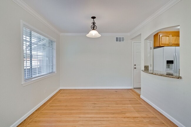 Building Photo - Charming & Refreshed Well-Maintained 4 Bed...