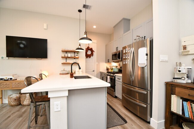 Building Photo - 1239 W Tidwell Rd