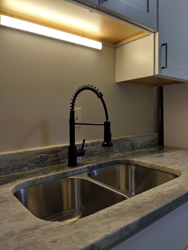 Building Photo - 7604 Bellehaven Dr