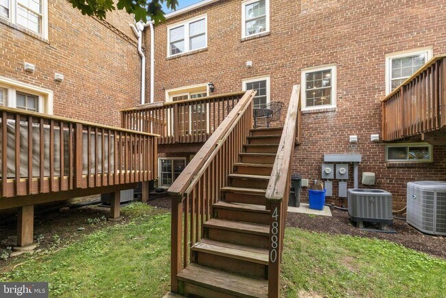 Building Photo - 4880 Chevy Chase Dr