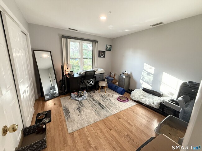 Building Photo - 204 Country Club Ct