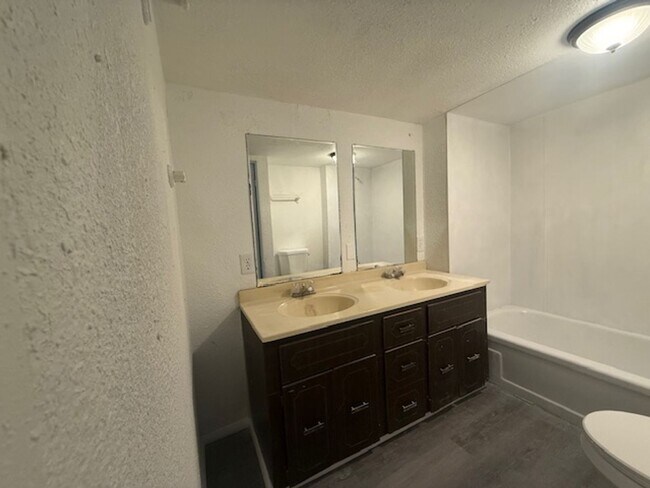 Building Photo - 5 bedroom home in Elko