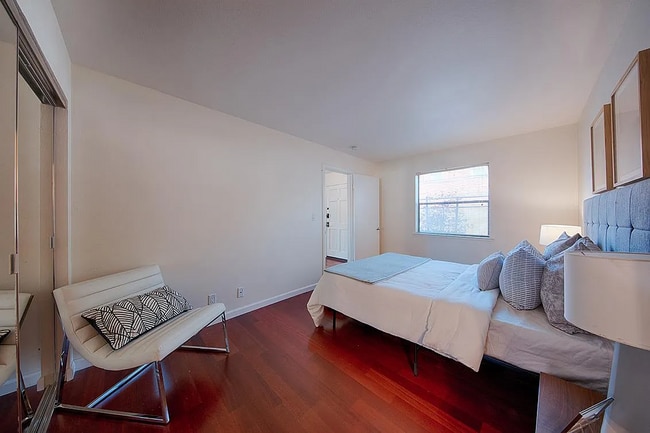 Building Photo - This delightful single story home is part ...