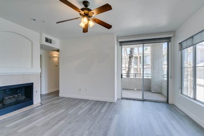 Building Photo - Beautiful 2nd floor condo